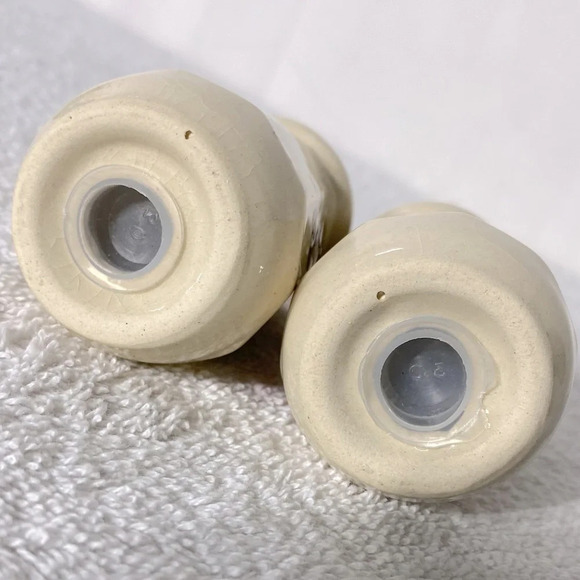 Vintage Victoria B.C. Canada Cream Ceramic Salt & Pepper Shakers - Picture 7 of 8